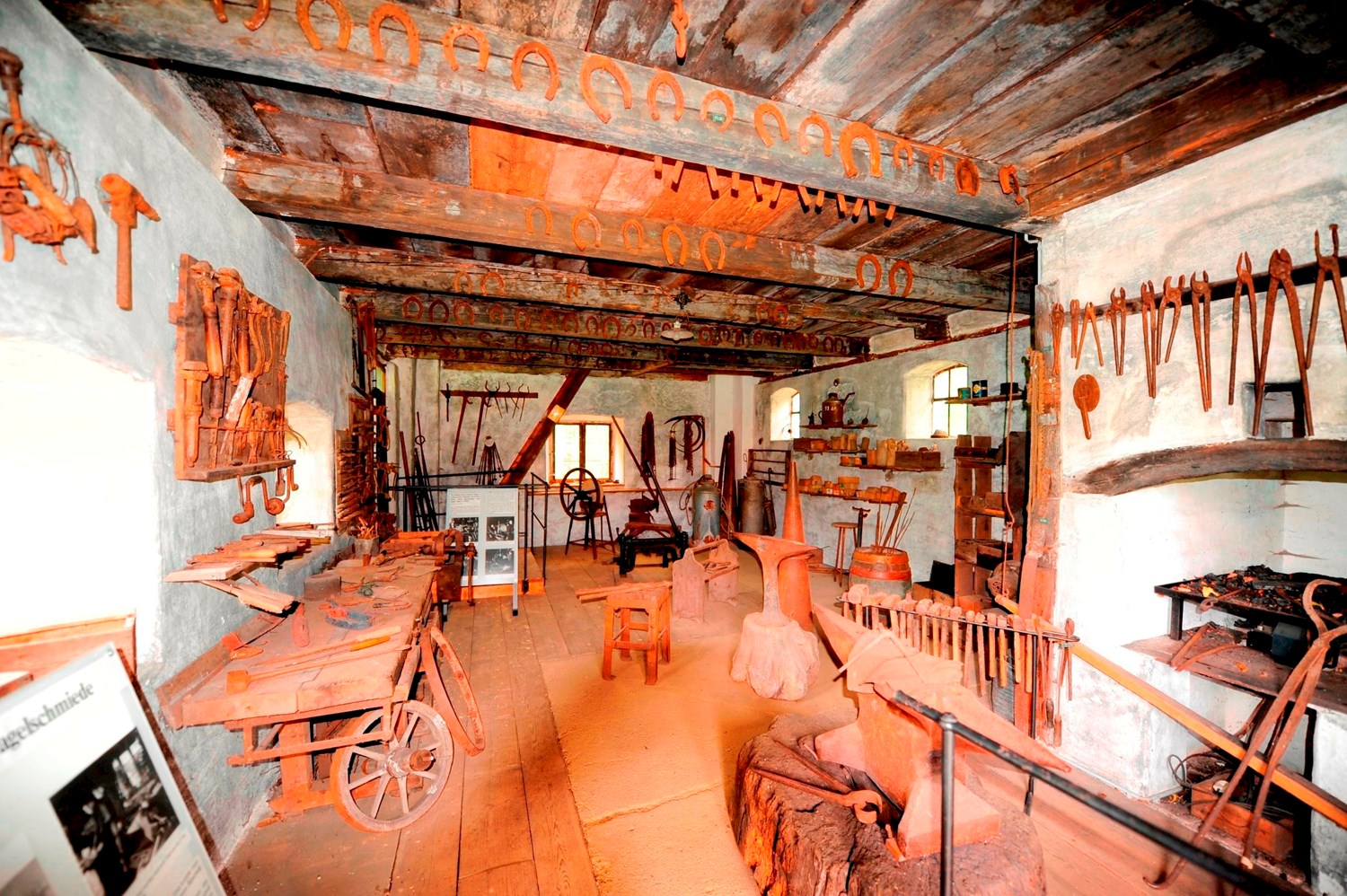 Die Schmiede aus Dorfen war eine Huf- und Nagelschmiede. Sie wurde 1833 erbaut und blieb bis 1969 in Betrieb. 1986 beschloss der Landkreis Erding die Schmiede in das geplante Bauernhausmuseum zu übernehmen. Am 29. Juni 1991 wurde sie der Öffentlichkeit übergeben.